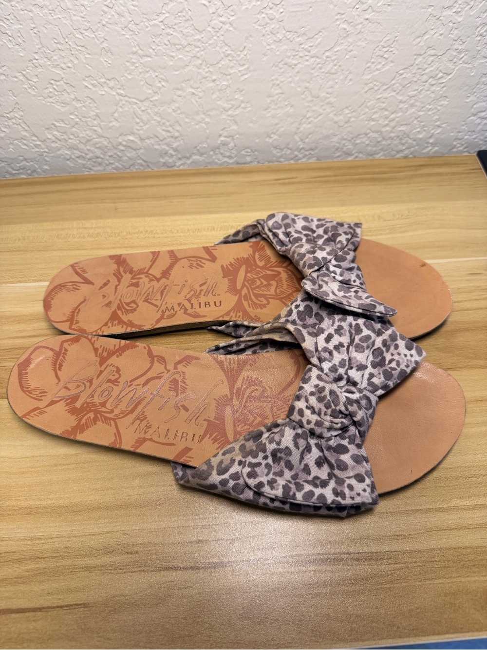 Blowfish Malibu Women’s Slip-On Bow Sandals in Leopard Print Size 9 Gray White
